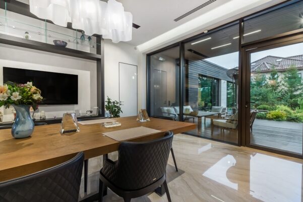 A,Spacious,Dining,Area,Features,A,Wooden,Table,Set,For